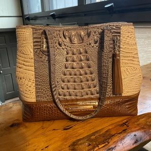 Beautiful Brahmin bag. Slightly used. Wonderful condition. Comes with sleeve.